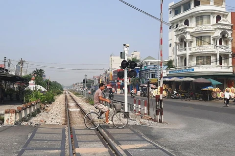 Những đường ngang có biển báo đã được Tổng công ty Đường sắt nâng cấp thành đường ngang cảnh báo tự động. (Ảnh: Việt Hùng/Vietnam+)