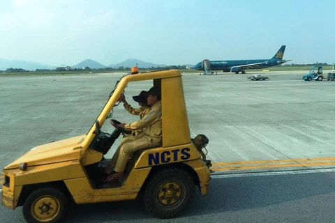 Phương tiện hoạt động trong khu bay phải đảm bảo an toàn và được kiểm tra, giám sát chặt chẽ. (Ảnh: Việt Hùng/Vietnam+)