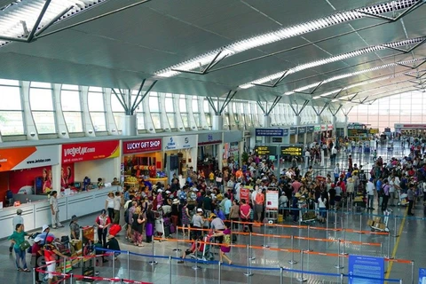 Hành khách làm thủ tục chuyến bay tại Cảng hàng không quốc tế Đà Nẵng. (Ảnh: CTV/Vietnam+)