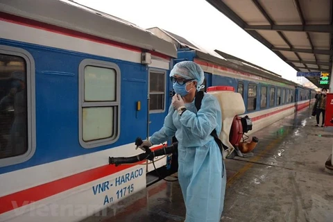 Đường sắt tiến hành phun thuốc khử trùng đoàn tàu để phòng chống dịch COVID-19. (Ảnh: Việt Hùng/Vietnam+)