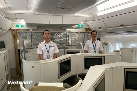 Anh Vũ Linh, kỹ sư bảo dưỡng máy bay Công ty Kỹ thuật máy bay VAECO-đơn vị thành viên của Vietnam Airlines phía bên trái. (Ảnh: PV/Vietnam+)