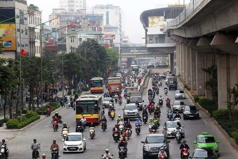 Xe buýt vẫn là phương tiện vận tải công cộng chủ lực của thành phố Hà Nội trong khi chờ các tuyến đường sắt đô thị đưa vào khai thác. (Ảnh: Huy Hùng/Vietnam+)
