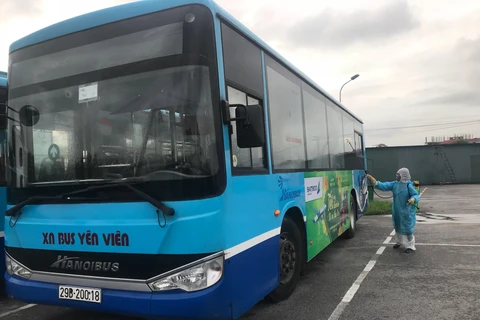 Phun khử khuẩn xe buýt Hà Nội nhằm bảo đảm phòng chống dịch COVID-19. (Ảnh: PV/Vietnam+)