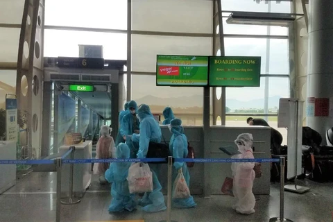Những hành khách mắc kẹt ở Đà Nẵng do dịch COVID-19 đã được hãng hàng không Vietjet thực hiện chuyến bay đưa về Hà Nội. (Ảnh: T.T)