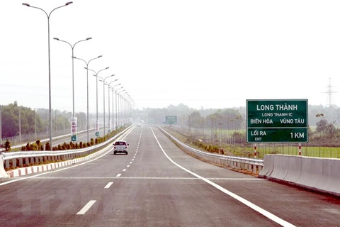 Phương tiện lưu thông đoạn Vành đai 2 đến Quốc lộ 51 đường cao tốc TP Hồ Chí Minh-Long Thành-Dầu Giây. (Ảnh: Hoàng Hải/TTXVN)