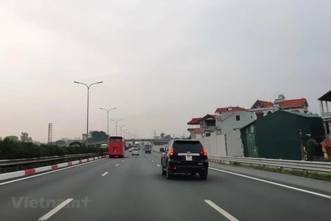 Phương tiện lưu thông trên đoạn tuyến cao tốc. (Ảnh: Việt Hùng/Vietnam+)