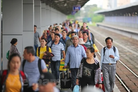 Hành khách đi tàu dễ dàng mua vé và được trả vé qua mạng online từ ngày 1/9. (Ảnh: Minh Sơn/Vietnam+)
