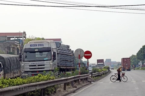 Phương tiện lưu thông trên tuyến Quốc lộ 5, (Ảnh: Huy Hùng/Vietnam+)