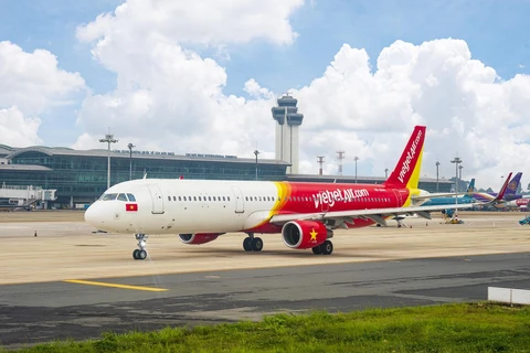Hành khách sẽ có nhiều cơ hội đi lại du lịch mọi miền đất nước khi Vietjet bán vé máy bay ưu đãi giá rẻ. (Ảnh: CTV/Vietnam+)