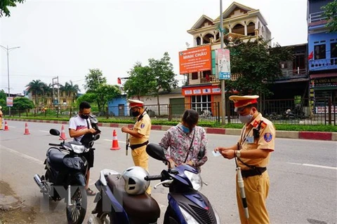 Lực lượng cảnh sát giao thông thực hiện tuần tra kiểm soát điều kiện hoạt động của các phương tiện giao thông. (Ảnh: TTXVN)