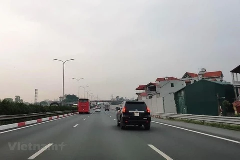 Phương tiện lưu thông trên đoan tuyến đường cao tốc. (Ảnh: Việt Hùng/Vietnam+)