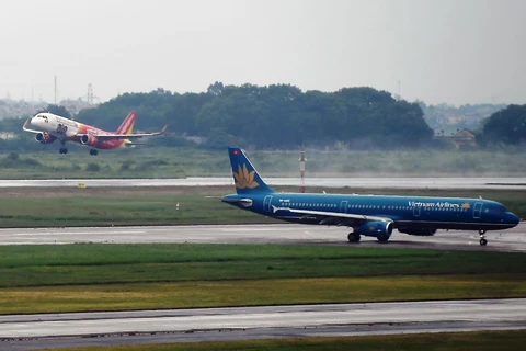 Các hãng hàng không Vietnam Airlines và Vietjet còn dành ra một khoản chi phí không nhỏ cho công tác phòng chống dịch COVID-19. (Ảnh: CTV/Vietnam+)