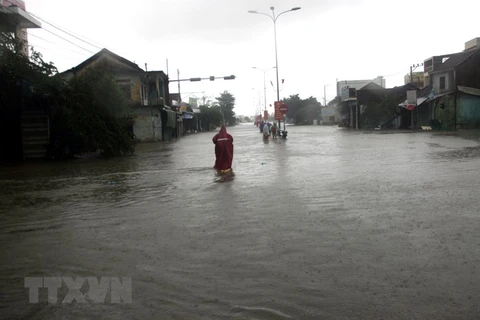 Nhiều điểm trên tuyến đường Quốc lộ 1A, đoạn qua tỉnh Quảng Nam bị ngập trong nước. (Ảnh: Trịnh Bang Nhiệm/TTXVN)