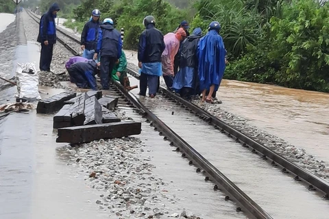 Hạ tầng đường sắt bị hư hỏng, nước ngập đường ray làm ảnh hưởng đến khả năng chạy tàu do mưa lũ tại miền Trung. (Ảnh:CTV/Vietnam+)