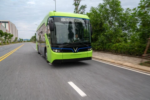 Hình ảnh xe buýt điện VinFast chính thức chạy thử nghiệm trên đường nội khu của nhà máy. (Ảnh: Vingroup cung cấp)