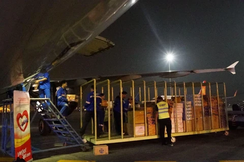 Các hãng hàng không đã có những chuyến bay chở hàng hóa cứu trợ khẩn cấp tới vùng lũ lụt miền Trung. (Ảnh: CTV/Vietnam+)