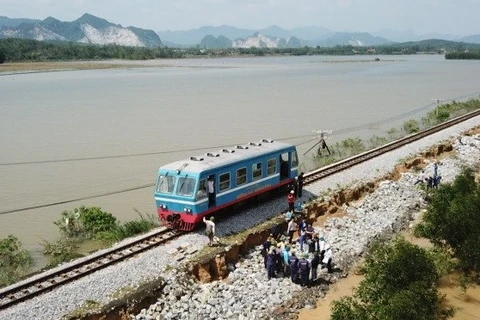 Ngành đường sắt cho chạy tàu qua một vị trí được khắc phục do ảnh hưởng của mưa lũ lớn tại miền Trung. (Ảnh: CTV/Vietnam+)