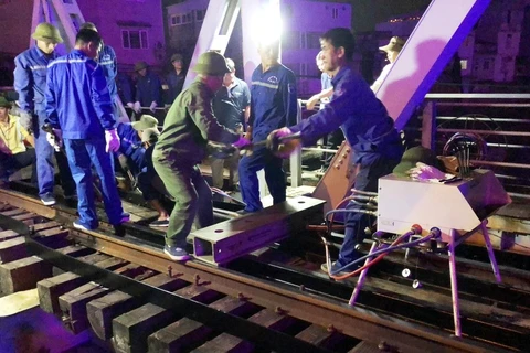 Công nhân đường sắt tiến hành sửa chữa, khắc phục sự cố vụ tàu thủy va vào cầu đường sắt Tam Bạc tại Hải Phòng. (Ảnh: VNR cung cấp)