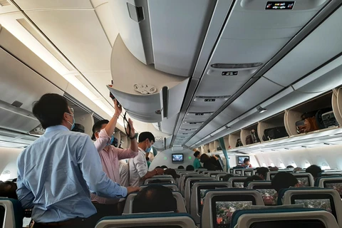 Hành khách trên một chuyến bay của hãng hàng không Vietnam Airlines. (Ảnh: Việt Hùng/Vietnam+)