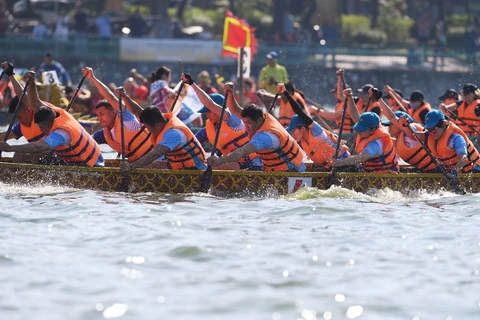 Có 32 đội thuyền đến từ 23 đoàn tranh tài tại giải Bơi chải Thuyền rồng Hà Nội mở rộng năm 2020. (Ảnh: CTV/Vietnam+)