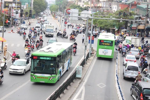Xe buýt nhanh BRT đã phát huy hiệu quả về thời gian, tần suất và lưu lượng người dân lựa chọn làm phương tiện đi lại. (Ảnh: Vietnam+)