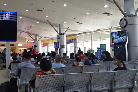 Hành khách chú ý hệ thống màn hình thông tin chuyến bay sau khi sân bay Cam Ranh sẽ ngừng loa phát thành từ ngày 16/11. (Ảnh: CTV/Vietnam+)