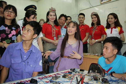 Bà Nguyễn Thị Phương Thảo, Tổng giám đốc Vietjet, cùng nhân viên trong một hoạt động từ thiện thăm cơ sở bảo trợ thanh thiếu niên. (Ảnh: CTV/Vietnam+)