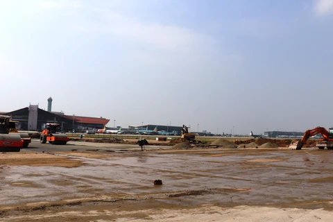 Một đường băng Nội Bài sẽ được sửa xong để khai thác bay cao điểm Tết. (Ảnh: Việt Hùng/Vietnam+)