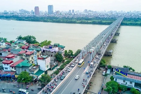 Phương tiện lưu thông trên cầu Chương Dương bắc qua sông Hồng. (Ảnh: Minh Sơn/Vietnam+)