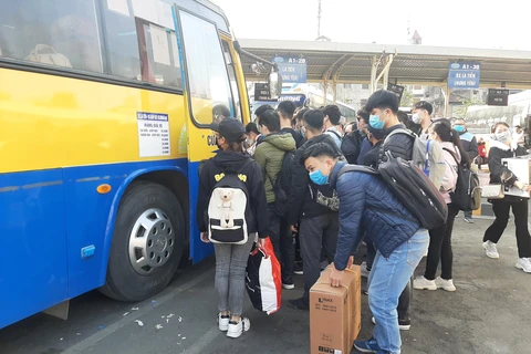Hành khách xếp hàng chen chân lên xe dịp nghỉ lễ Tết Dương lịch 2021. (Ảnh: Việt Hùng/Vietnam+)