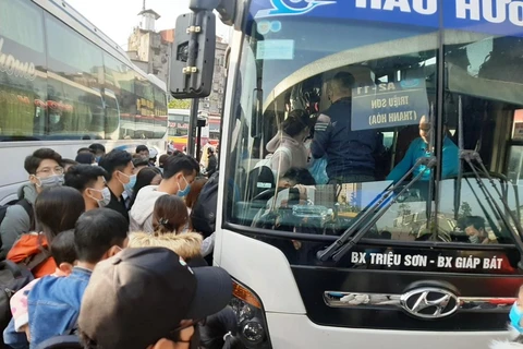 Hành khách chen chân lên xe về quê dịp nghỉ Tết Dương lịch 2021. (Ảnh: Việt Hùng/Vietnam+)