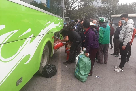 Sau 3 ngày nghỉ Tết Dương lịch 2021, xe chở người dân nối đuôi nhau về Hà Nội. (Ảnh: Việt Hùng/Vietnam+)