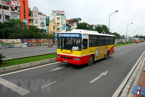 Các tuyến xe buýt lưu thông qua cầu Thăng Long sẽ được phục hồi lộ trình và dịch vụ sau khi thông xe cầu Thăng Long. (Ảnh: Huy Hùng/TTXVN)
