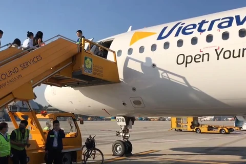 Những hàng khách đầu tiên trên chuyến bay thương mại thuê chuyến hành trình Hà Nội-Phúc Quốc của hãng hàng không Vietravel Airlines. (Ảnh: Minh Anh/Vietnam+)