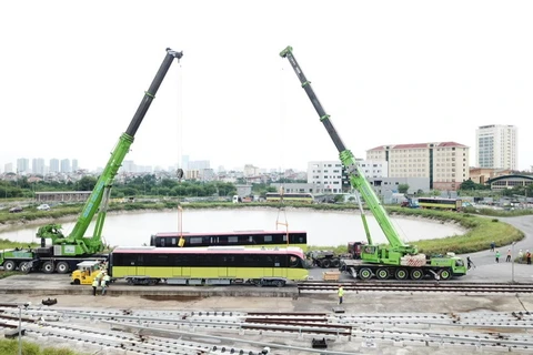 Đoàn tàu metro Nhổn-ga Hà Nội được đưa lên đường ray tại khu Depot Nhổn. (Ảnh: MRB cung cấp)