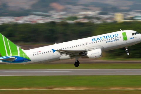 Dòng máy bay Embraer 195 của Bamboo Airways khai thác đường bay Hà Nội-Rạch Giá. (Ảnh: CTV/Vietnam+)