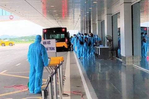 Sân bay Vân Đồn phun khử trùng, khử khuẩn bổ sung trên diện rộng sau trường hợp nhân viên của Cảng hàng không này dương tính với COVID-19. (Ảnh: TTXVN phát)