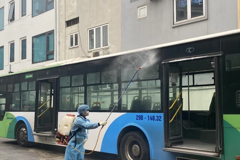 Xe buýt Hà Nội đều thực hiện nghiêm việc phun khử khuẩn. (Ảnh: CTV/Vietnam+)