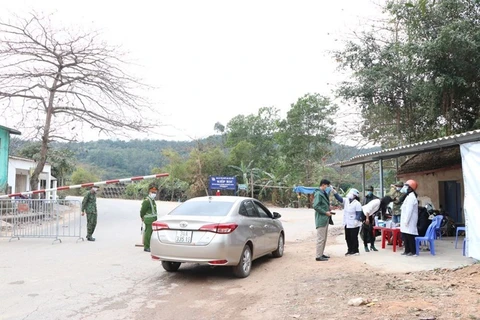 Chốt kiểm soát dịch bệnh trên Quốc lộ 37 đi qua địa bàn xã Lê Lợi, thành phố Chí Linh. (Ảnh: Mạnh Minh/TTXVN)
