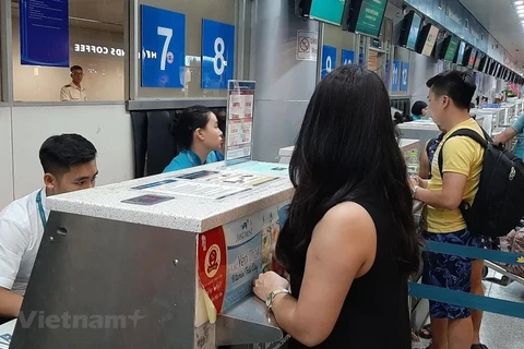 Hành khách chờ xuất vé làm thủ tục chuyến bay tại một Cảng hàng không. (Ảnh: Việt Hùng/Vietnam+)