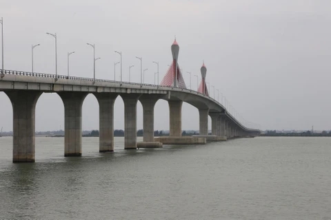 Cầu Cửa hội bắc qua sông Lam nối hai tỉnh Nghệ An và Hà Tĩnh. (Ảnh: CTV/Vietnam+)