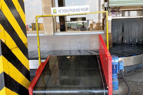 Hệ thống vận hành phun khử khuẩn tự động theo hành lý của hành khách tại sân bay Tân Sơn Nhất. (Ảnh: ACV cung cấp)