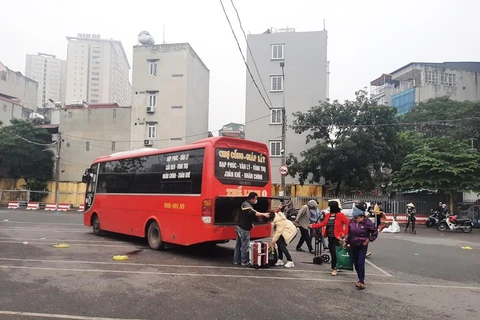 Bến xe Giáp Bát lác đác có xe khách địa phương vào bến trả khách. (Ảnh: Việt Hùng/Vietnam+)
