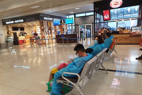 Hành khách làm thủ tục chuyến bay tại sân bay Nội Bài. (Ảnh: CTV/Vietnam+)