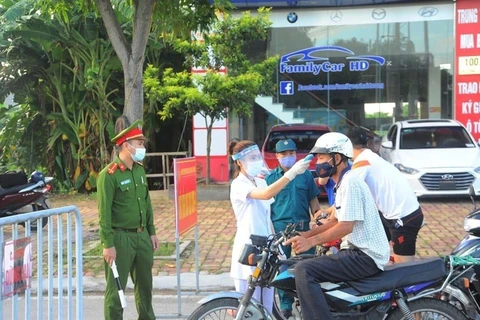 Một chốt kiểm soát người ra vào thành phố Hải Dương tại chốt kiểm tra trên đường Trường Chinh. (Ảnh: Mạnh Minh/TTXVN)