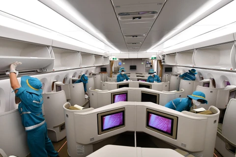 Vietnam Airlines cũng là hãng đầu tư mạnh mẽ nhất vào công tác khử khuẩn với tần suất khử khuẩn máy bay, trang thiết bị và dụng cụ phục vụ hành khách. (Ảnh: CTV/Vietnam+)