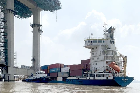 Hiện trường vụ việc tàu containet Phúc Khánh va tàu vào cần cẩu tháp phục vụ thi công trụ tháp P16 cầu dây văng Phước Khánh, thuộc dự án đường cao tốc Bến Lức-Long Thành. (Ảnh: VEC cung cấp)