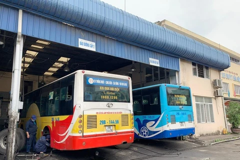 Xe buýt của Tổng công ty Vận tải Hà Nội luôn được bảo dưỡng, sửa chữa theo đúng định kỳ nhằm đảo bảo chất lượng phương tiện. (Ảnh: Việt Hùng/Vietnam+)