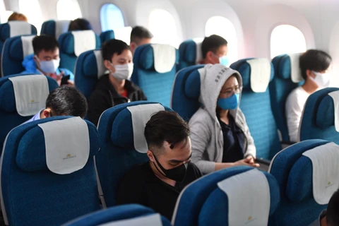 Hành khách trên chuyến bay của hãng hàng không Vietnam Airlines. (Ảnh: CTV/Vietnam+)
