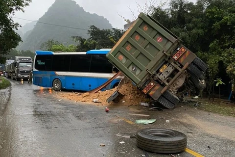 Hiện trường vụ tai nạn nghiêm trọng giữa xe tải và xe khách. (Nguồn: Công an tỉnh Hòa Bình)